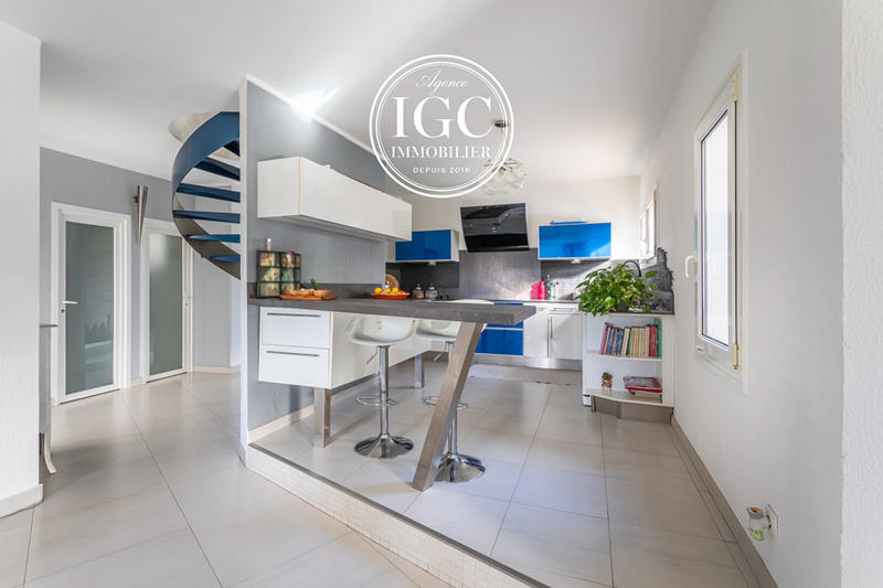 Maison - 220 m² - 7 pièces