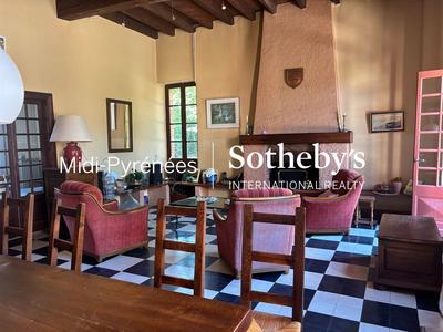 Maison - 299 m² - 8 pièces