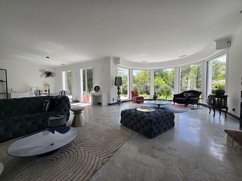 Maison - 202 m² - 6 pièces