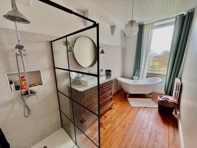 Maison - 250 m² - 9 pièces