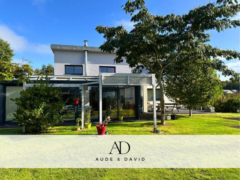 Maison - 220 m² - 8 pièces