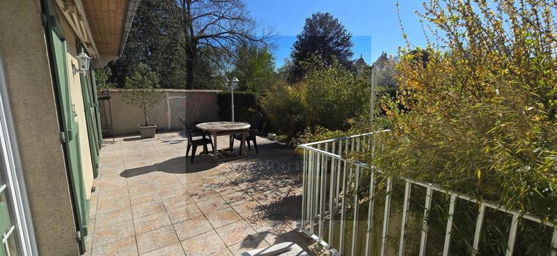 Propriété - 250 m² - 6 pièces