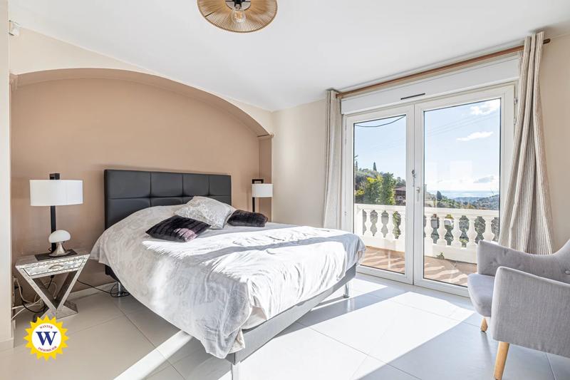 Villa - 223 m² - 6 pièces