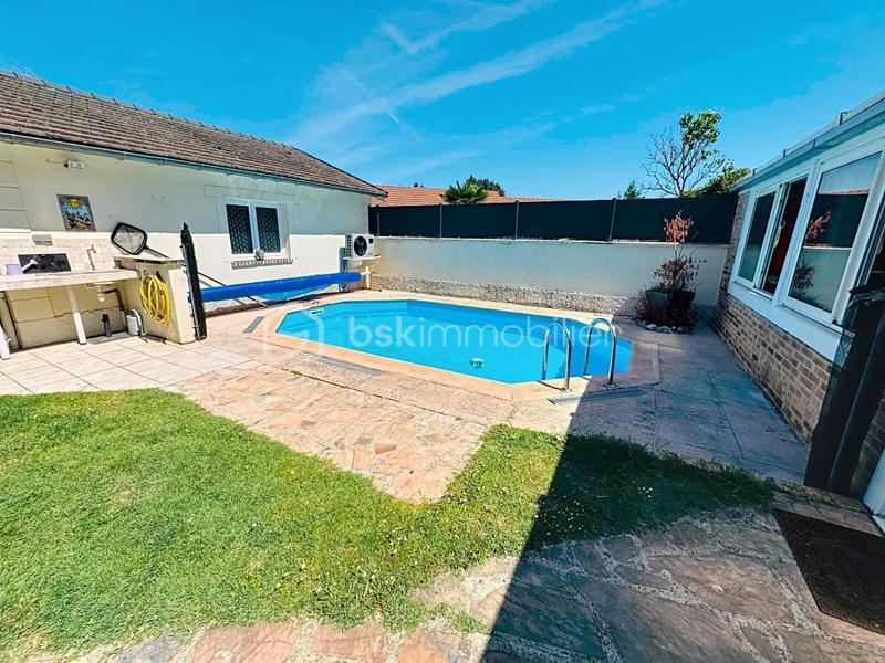 Maison traditionnelle - 143 m² - 8 pièces