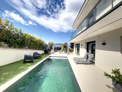 Villa - 215 m² - 9 pièces