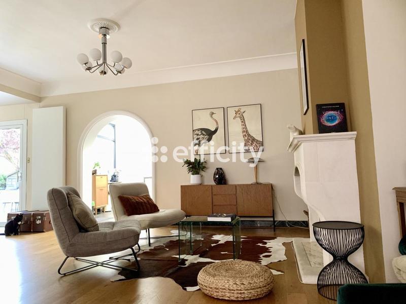 Maison - 201 m² - 8 pièces