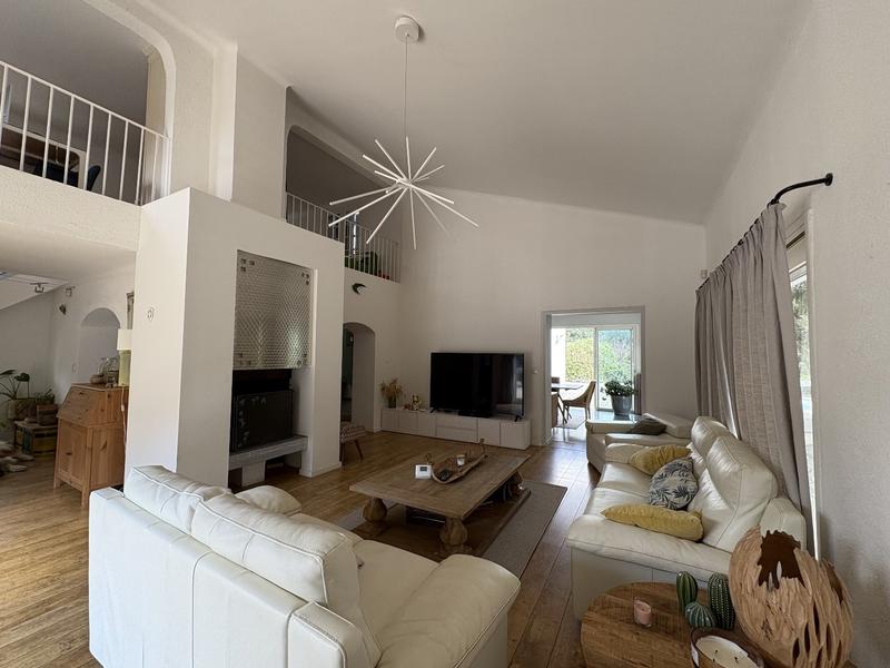 Maison - 250 m² - 6 pièces