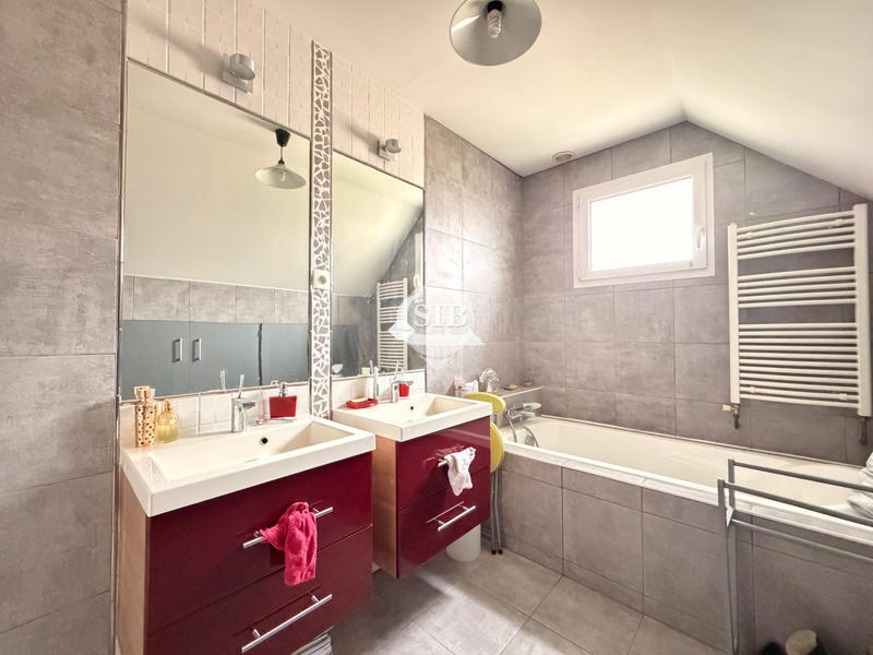 Maison - 99 m² - 5 pièces