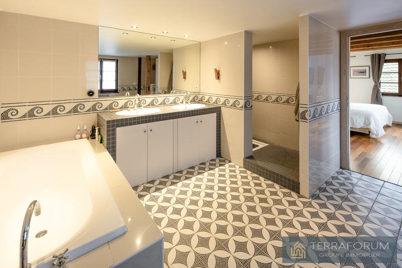 Maison ancienne - 223 m² - 8 pièces