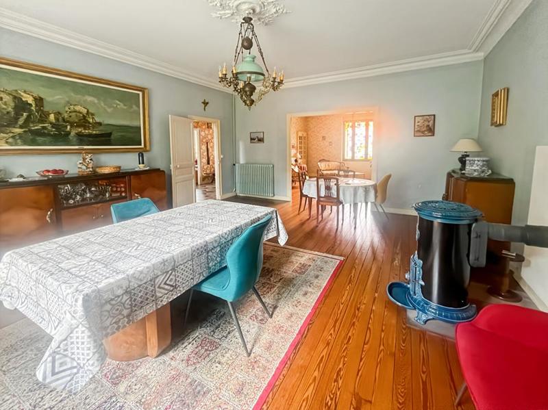 Maison - 301 m² - 10 pièces