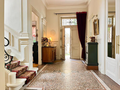 Maison - 377 m² - 10 pièces