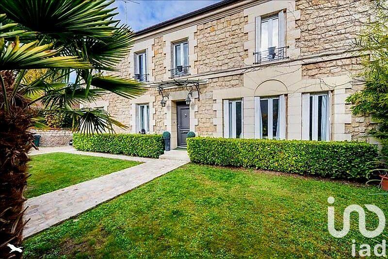 Maison - 330 m² - 8 pièces