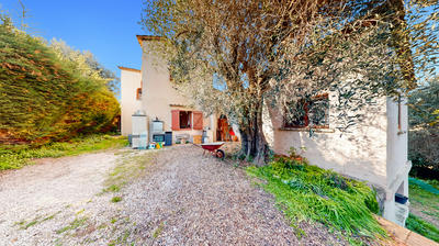 Maison - 225 m² - 9 pièces