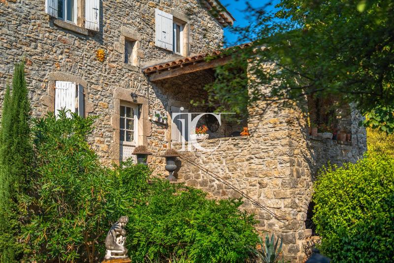 Maison - 198 m² - 7 pièces