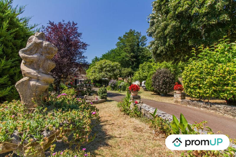 Maison - 370 m² - 12 pièces