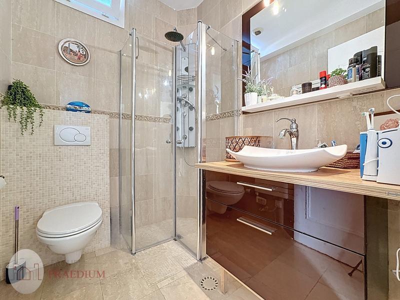 Maison - 203 m² - 9 pièces