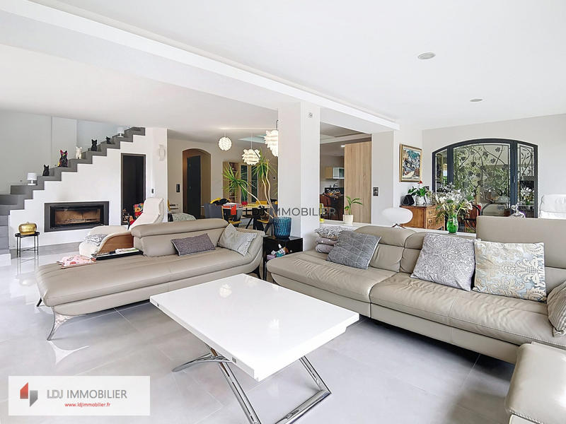 Maison - 260 m² - 6 pièces