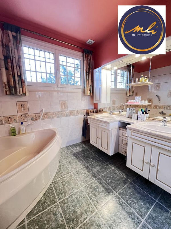 Maison traditionnelle - 175 m² - 8 pièces