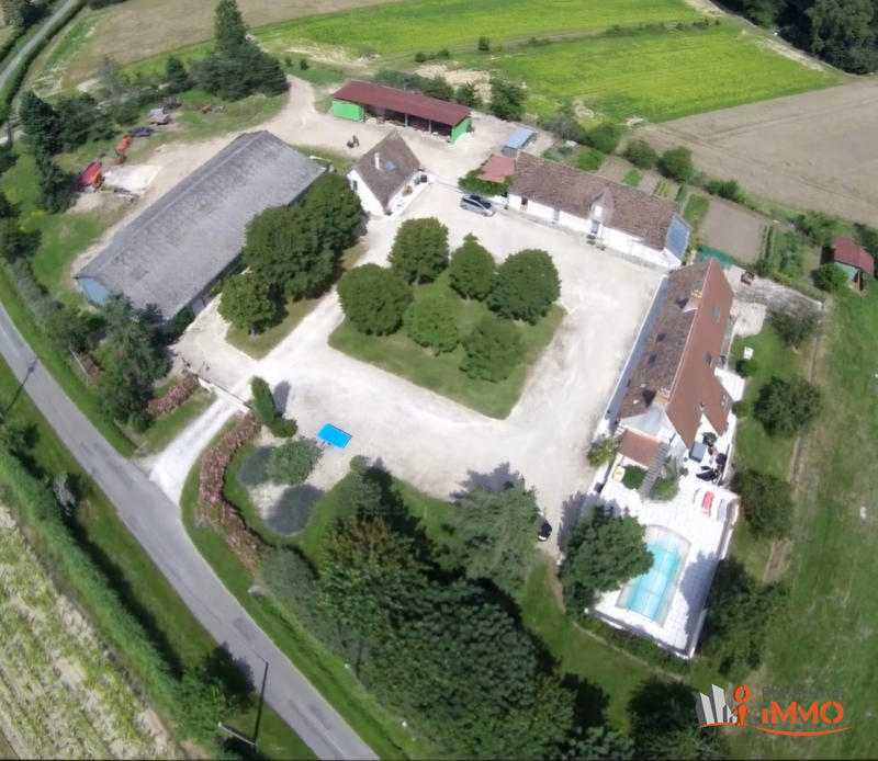 Maison - 335 m² - 12 pièces