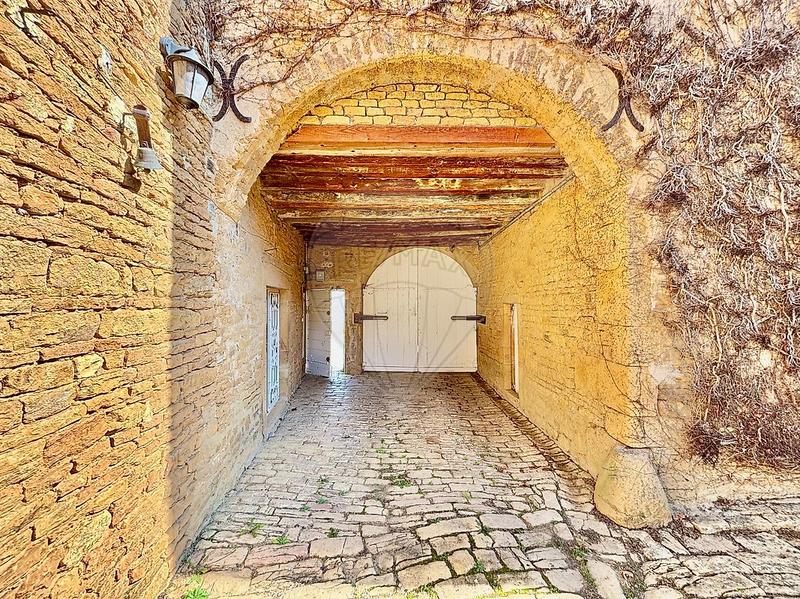 Maison - 403 m² - 10 pièces