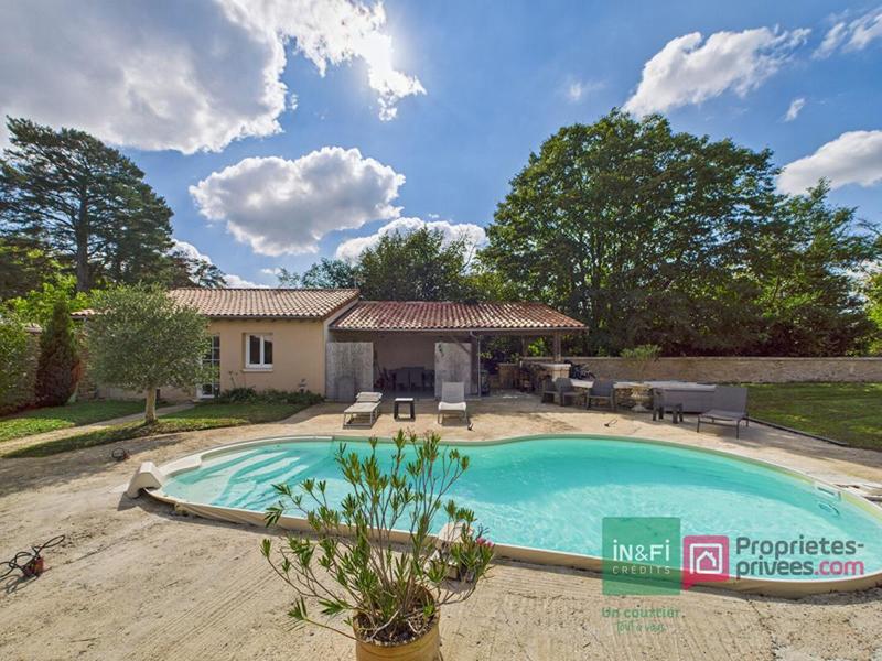 Maison - 220 m² - 8 pièces