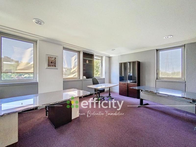 Local d'activité / Entrepôt - 670 m² - 25 pièces