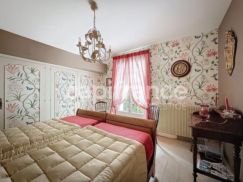 Maison - 305 m² - 9 pièces