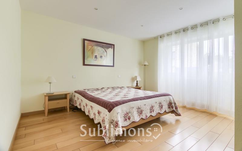 Maison traditionnelle - 230 m² - 7 pièces