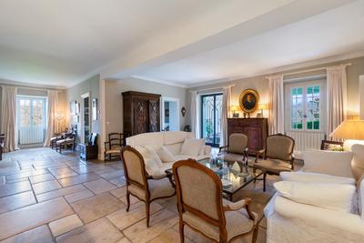 Maison - 650 m² - 14 pièces