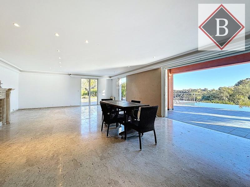 Maison - 250 m² - 6 pièces