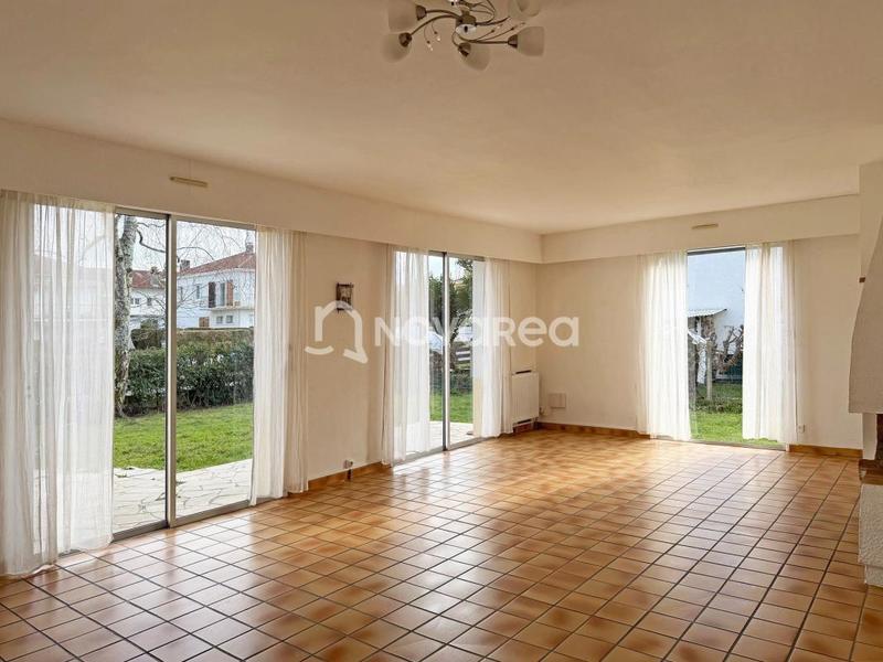 Maison - 211 m² - 8 pièces