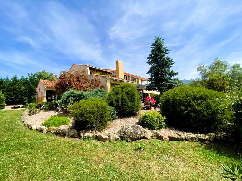 Maison traditionnelle - 313 m² - 11 pièces