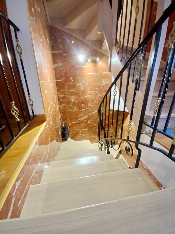 Maison - 250 m² - 6 pièces