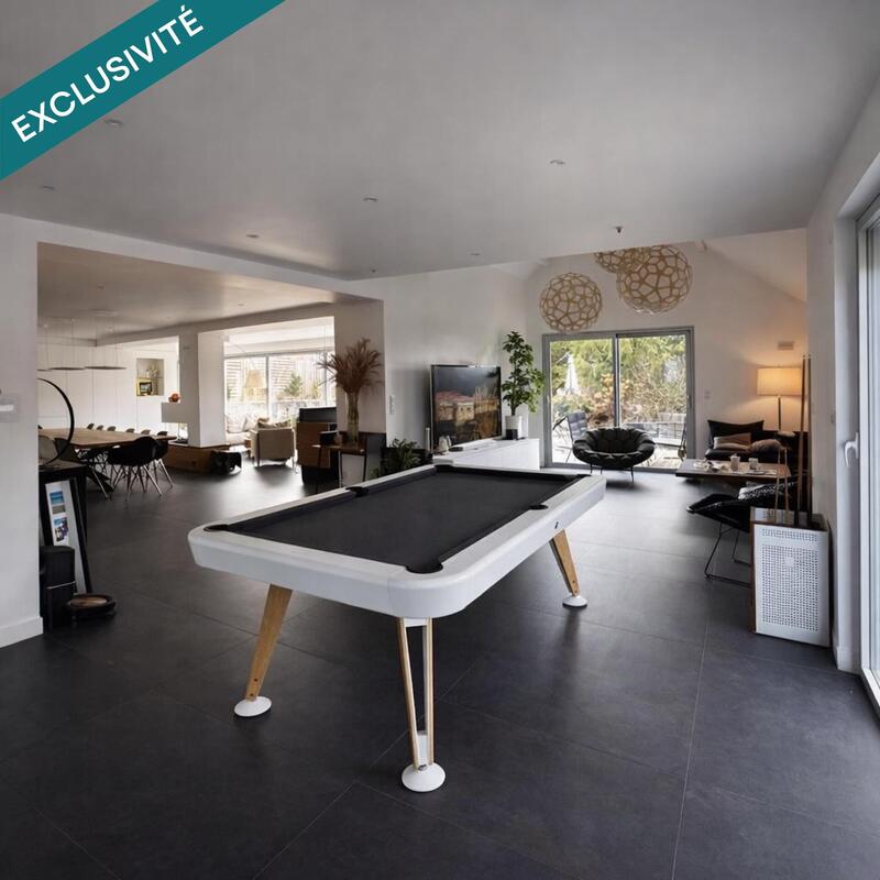 Maison - 305 m² - 12 pièces