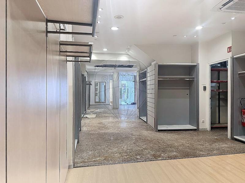 Local commercial - 136 m² - 2 pièces