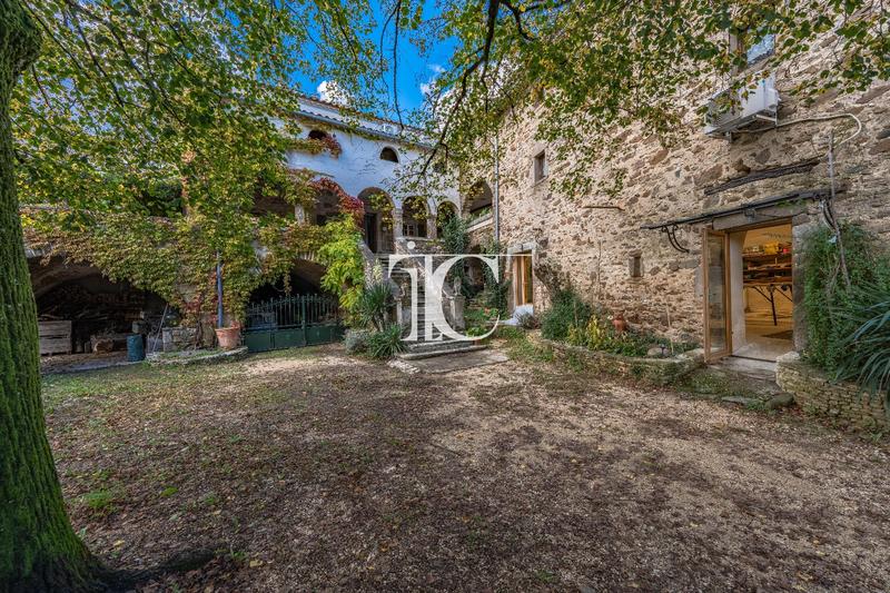 Maison - 302 m² - 8 pièces