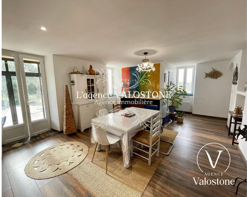 Maison traditionnelle - 255 m² - 4 pièces