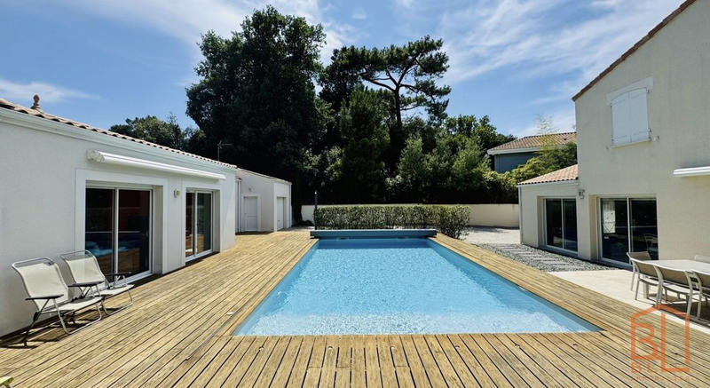 Maison traditionnelle - 274 m² - 11 pièces