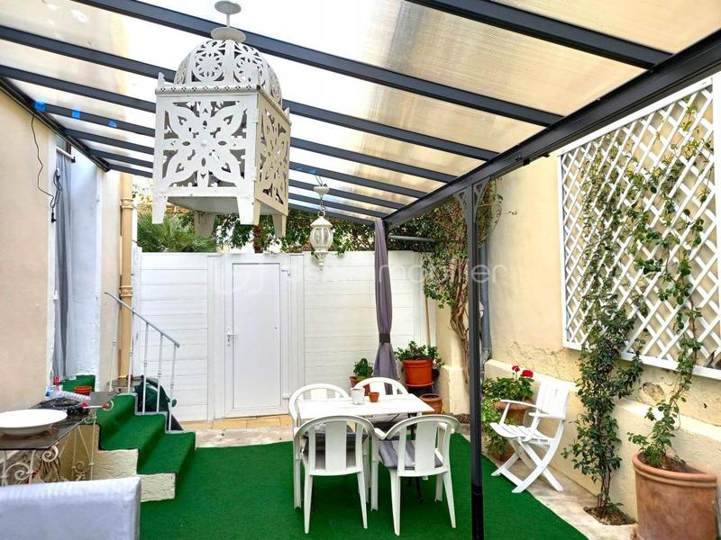 Demeure - 240 m² - 12 pièces