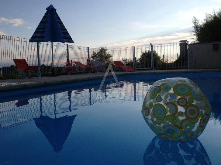 Maison - 240 m² - 10 pièces