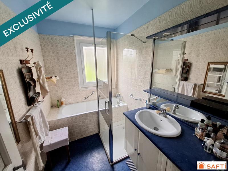 Maison - 240 m² - 10 pièces