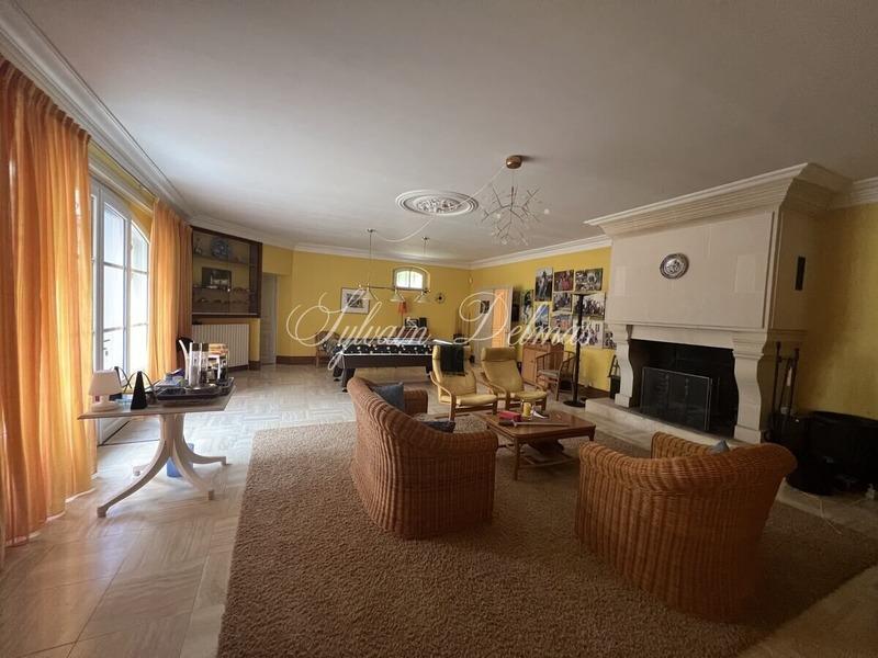 Maison - 680 m² - 16 pièces