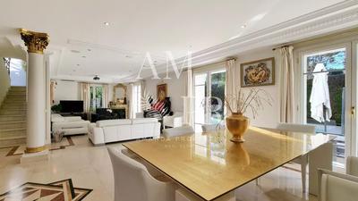 Villa - 350 m² - 8 pièces