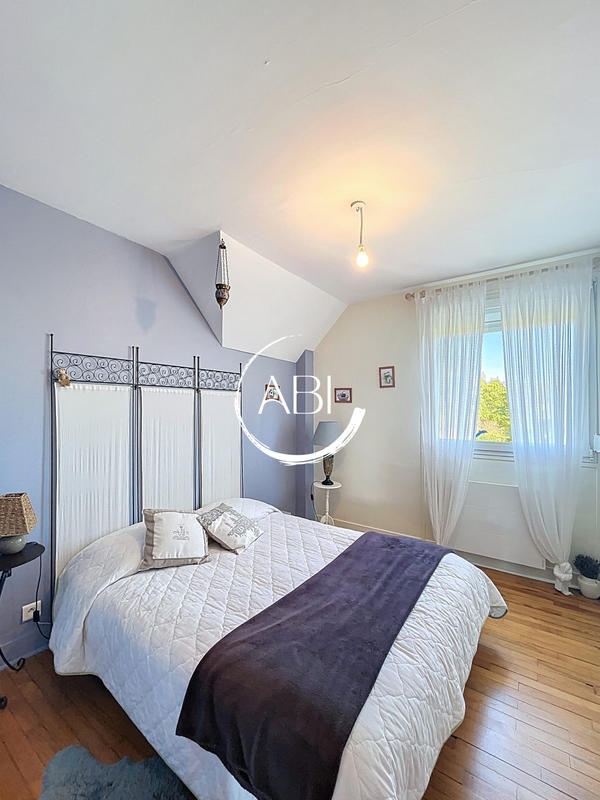 Maison - 201 m² - 9 pièces