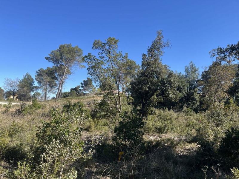 Terrain constructible - 1 050 m²