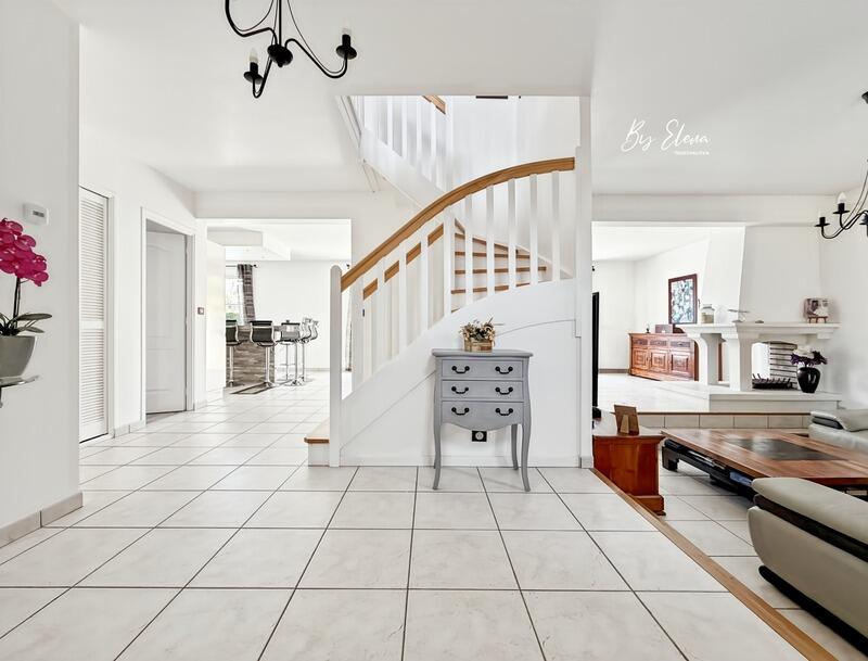 Villa - 201 m² - 9 pièces