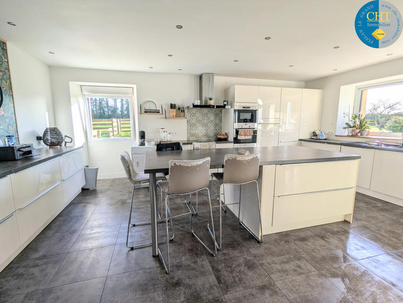 Maison - 230 m² - 6 pièces