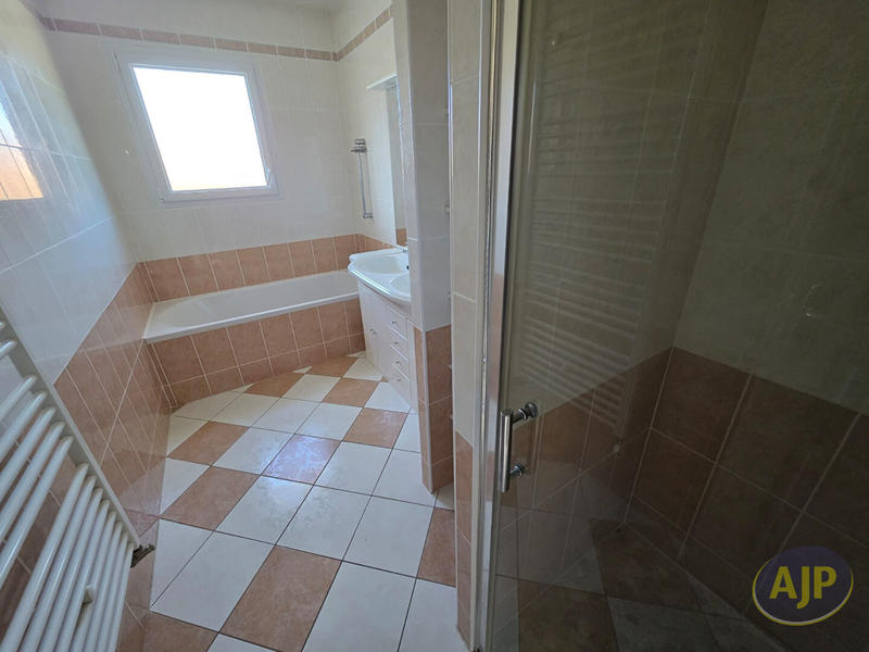 Maison - 99 m² - 5 pièces