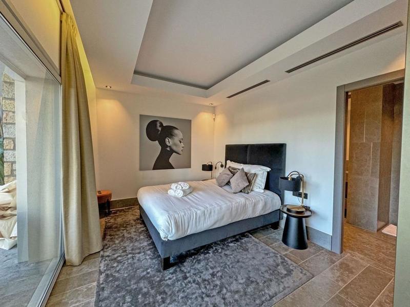 Maison - 220 m² - 6 pièces