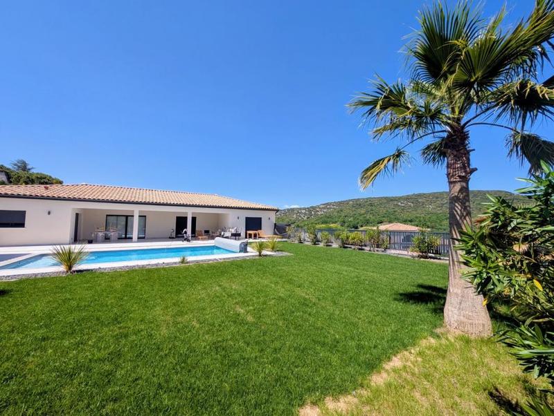 Propriété - 207 m² - 6 pièces